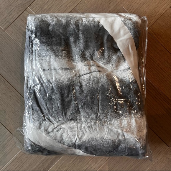 BNIB GUILLUAME GREY AND WHITE PLUSH BLANKET - Picture 4 of 11